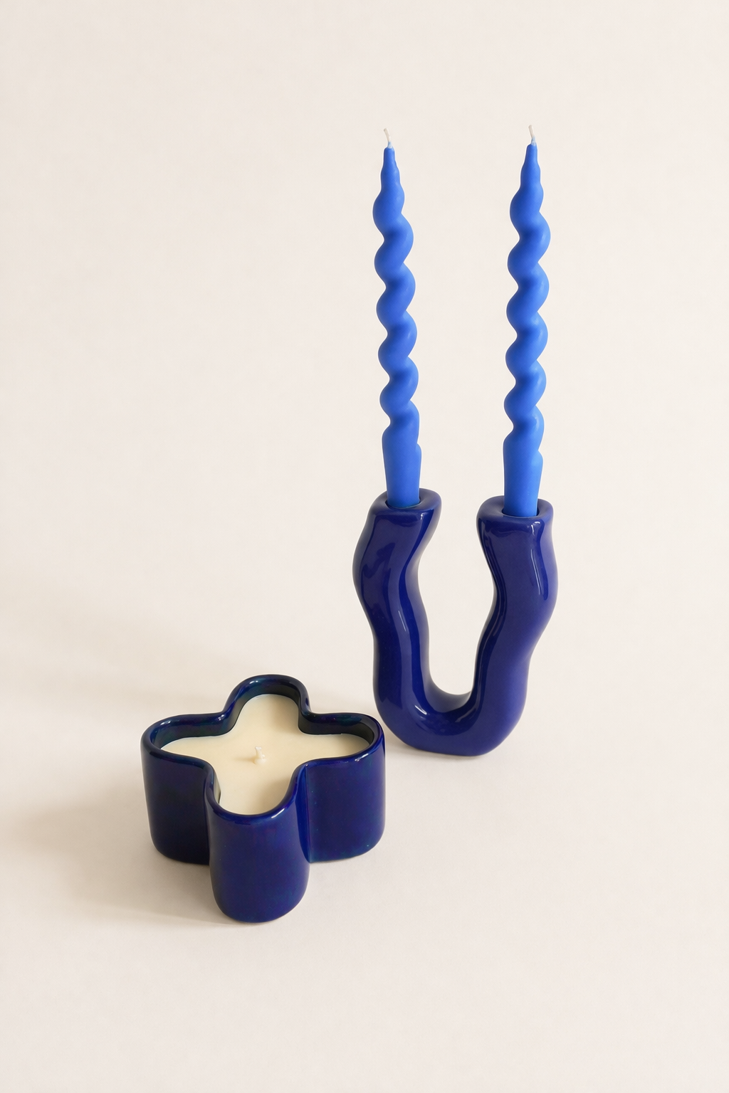 Bajo la luz_ velas azules en armonía