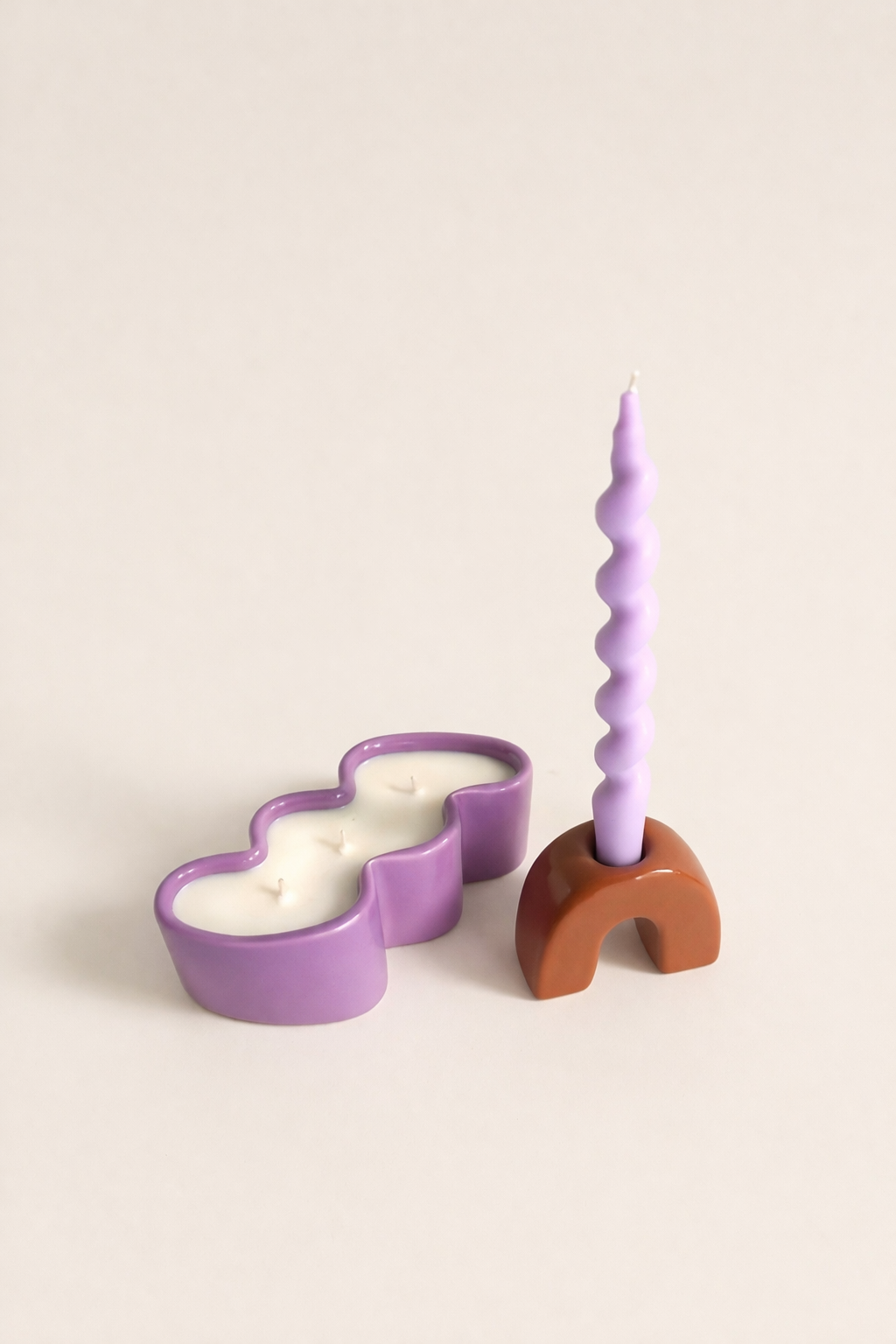 Composición minimalista con velas elegantes