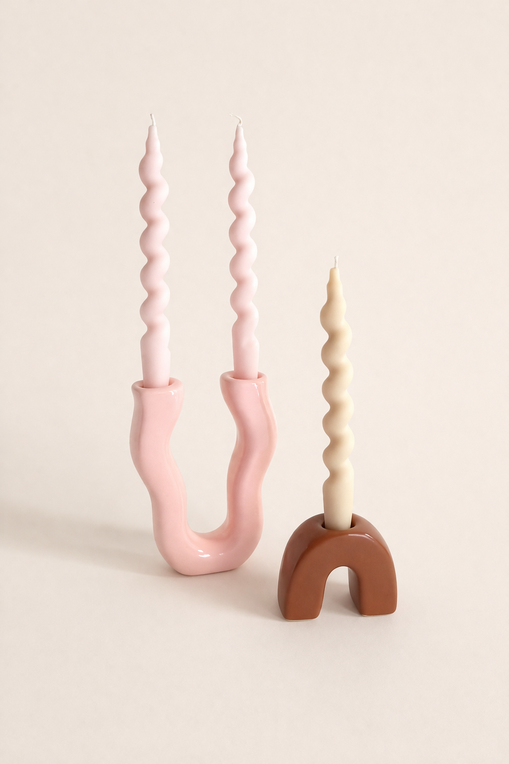 Velas escultóricas sobre fondo minimalista